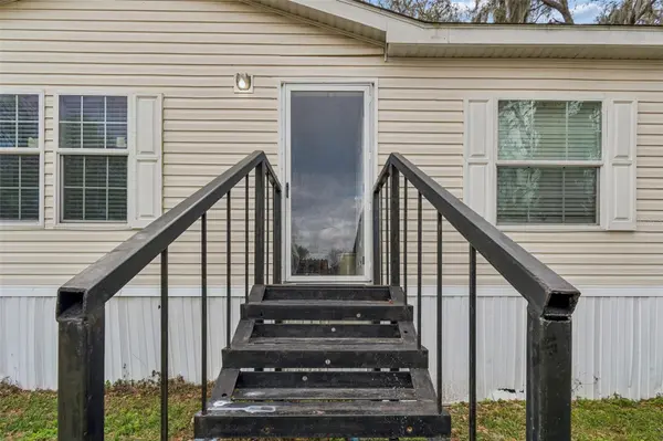 27435 HOLIDAY DR, Dade City, FL 33525