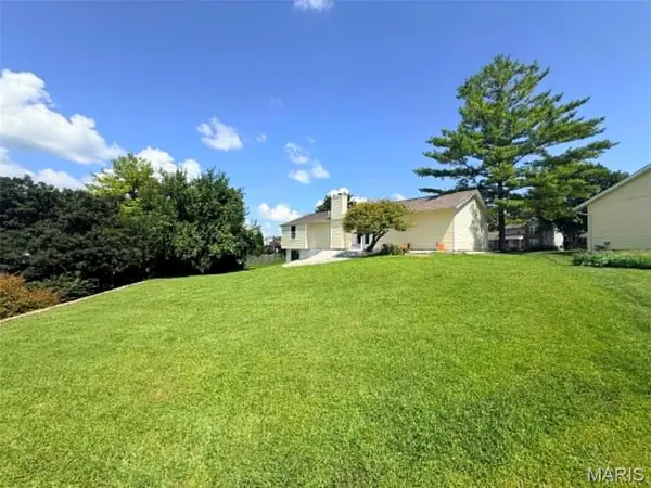 1068 Apricot DR, St Charles, MO 63301