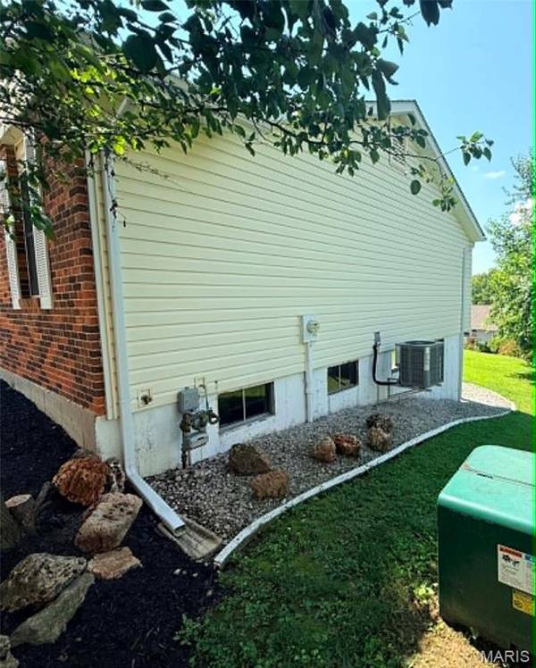 1068 Apricot DR, St Charles, MO 63301