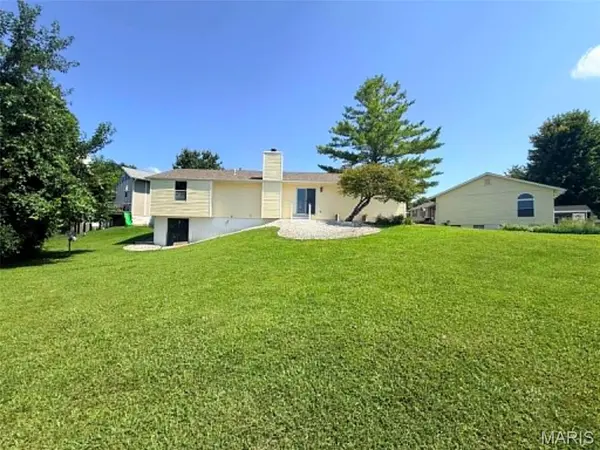1068 Apricot DR, St Charles, MO 63301