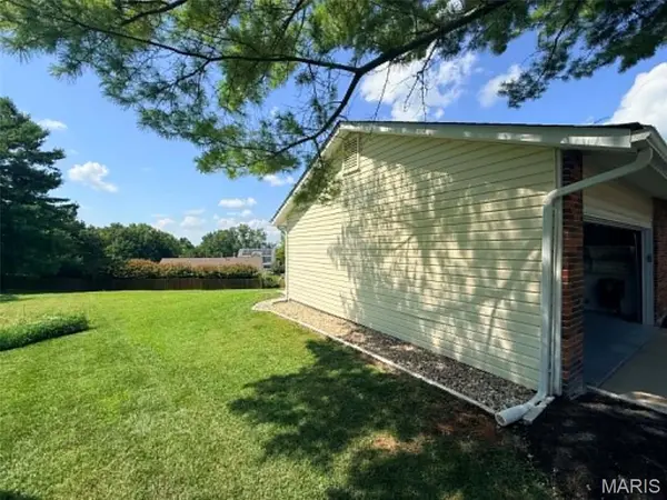 1068 Apricot DR, St Charles, MO 63301