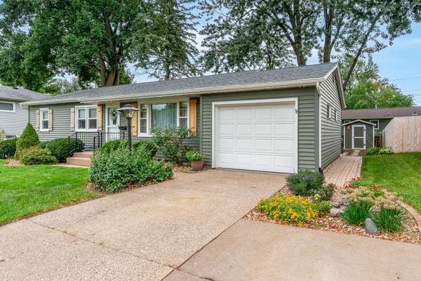 1923 Glenn ST, Bettendorf, IA 52722