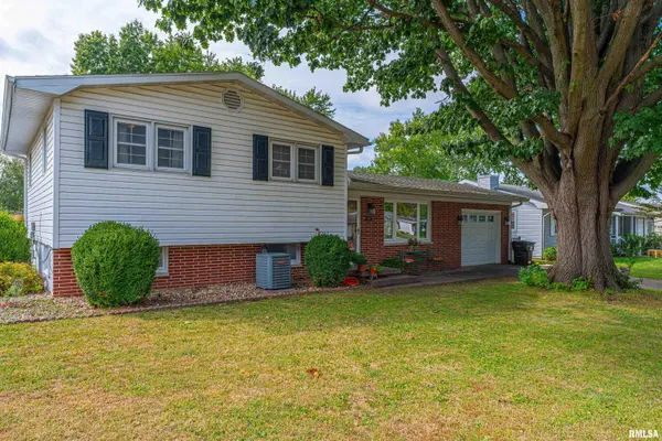 1033 N STATE ST, Lincoln, IL 62656