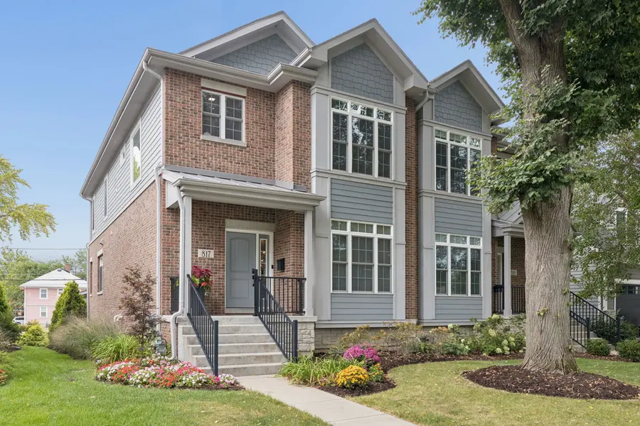 817 N Center ST, Naperville, IL 60563