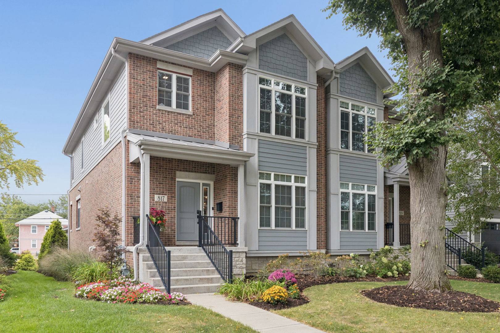 817 N Center ST, Naperville, IL 60563