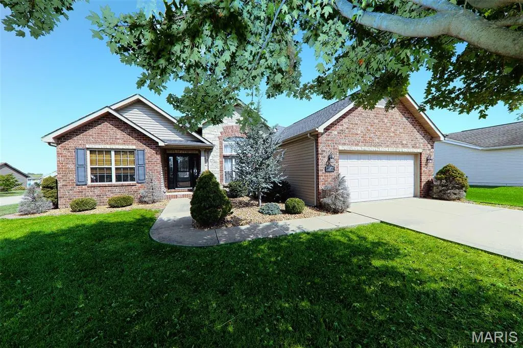 5537 S Woods Manor DR, Smithton, IL 62285