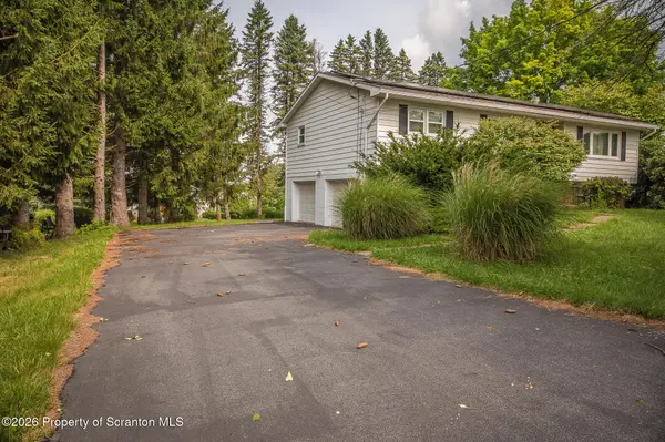 537 Gladiola DR, Clarks Summit, PA 18411