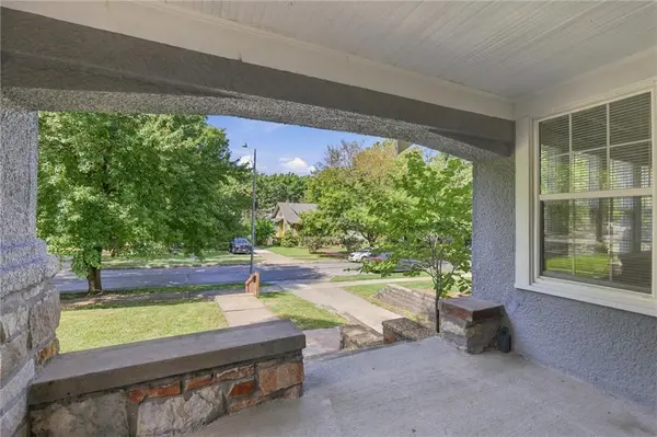 5615 Charlotte ST, Kansas City, MO 64110