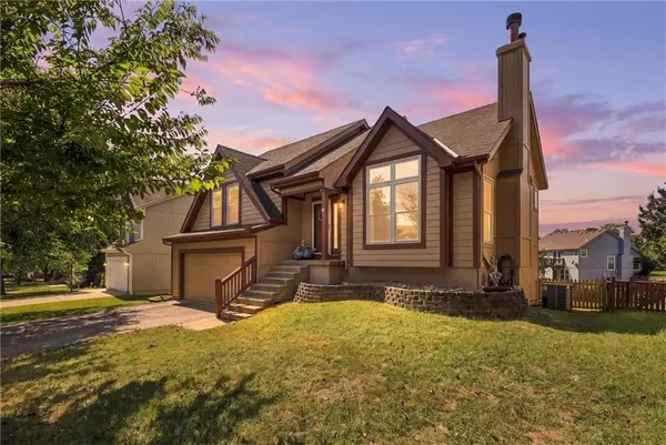 15724 S Locust ST, Olathe, KS 66062