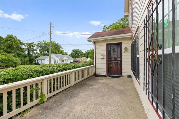 2005 E 34th ST, Kansas City, MO 64109