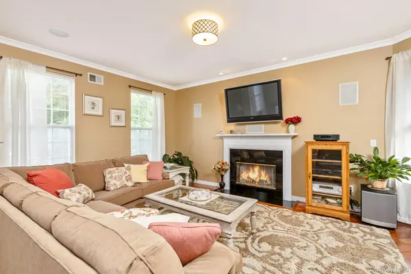 143 Paddington CIR, Smithtown, NY 11787