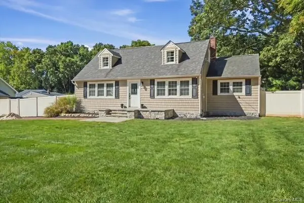 6 Hawk RD, Rocky Point, NY 11778