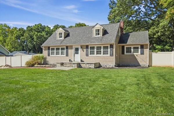 6 Hawk RD, Rocky Point, NY 11778