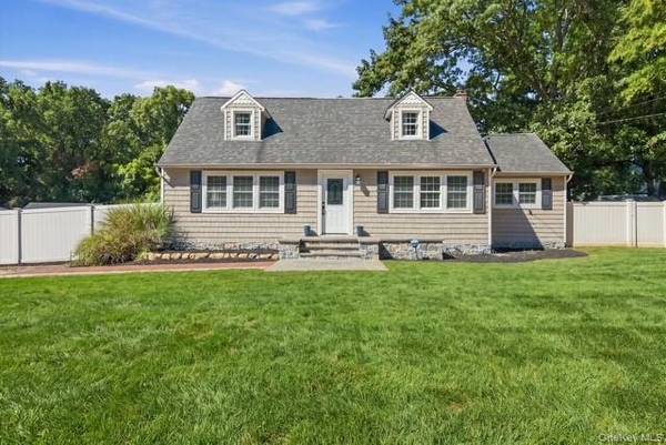 6 Hawk RD, Rocky Point, NY 11778