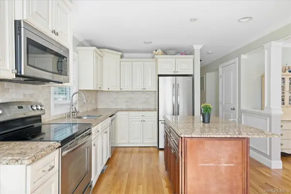 6 Hawk RD, Rocky Point, NY 11778