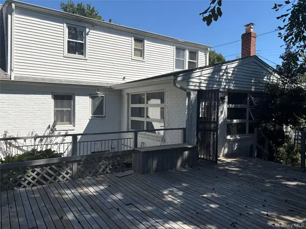 81 Gerard AVE, New Hyde Park, NY 11040