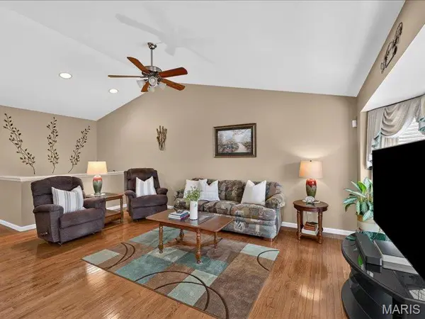 6025 Glennaire DR, Oakville, MO 63129