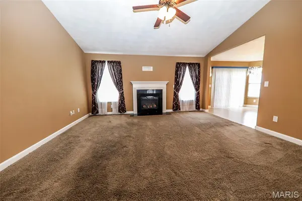 5537 S Woods Manor DR, Smithton, IL 62285