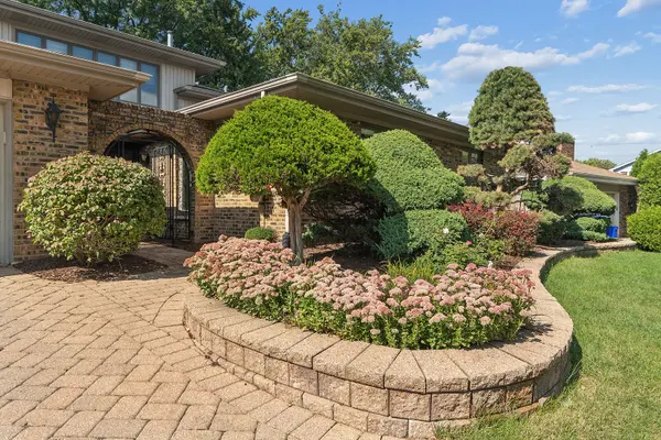 7202 Gold Grove PL, Darien, IL 60561