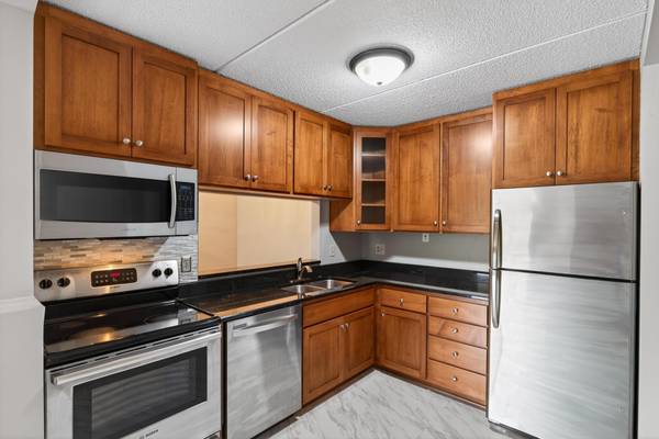 10501 Cedar Lake RD #318, Minnetonka, MN 55305