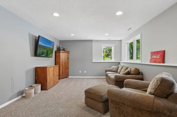 1860 Spinaker DR, Woodbury, MN 55125