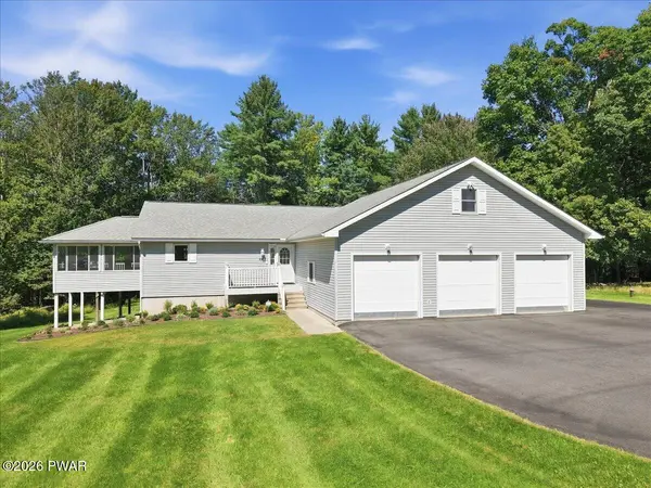 64 Applewood DR, Hawley, PA 18428