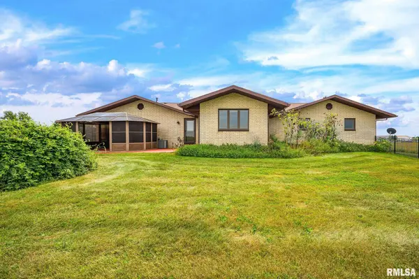 18067 DEE MAC RD, Mackinaw, IL 61755