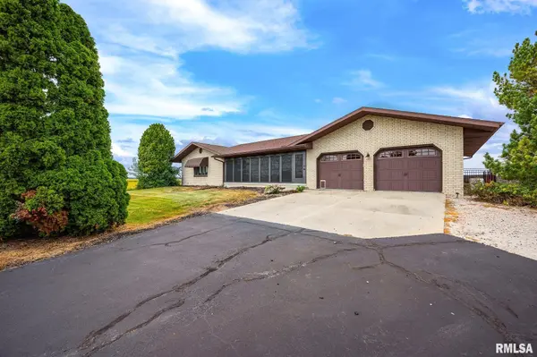 18067 DEE MAC RD, Mackinaw, IL 61755