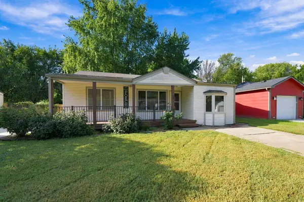 221 E Waggoner Ln, Haysville, KS 67060