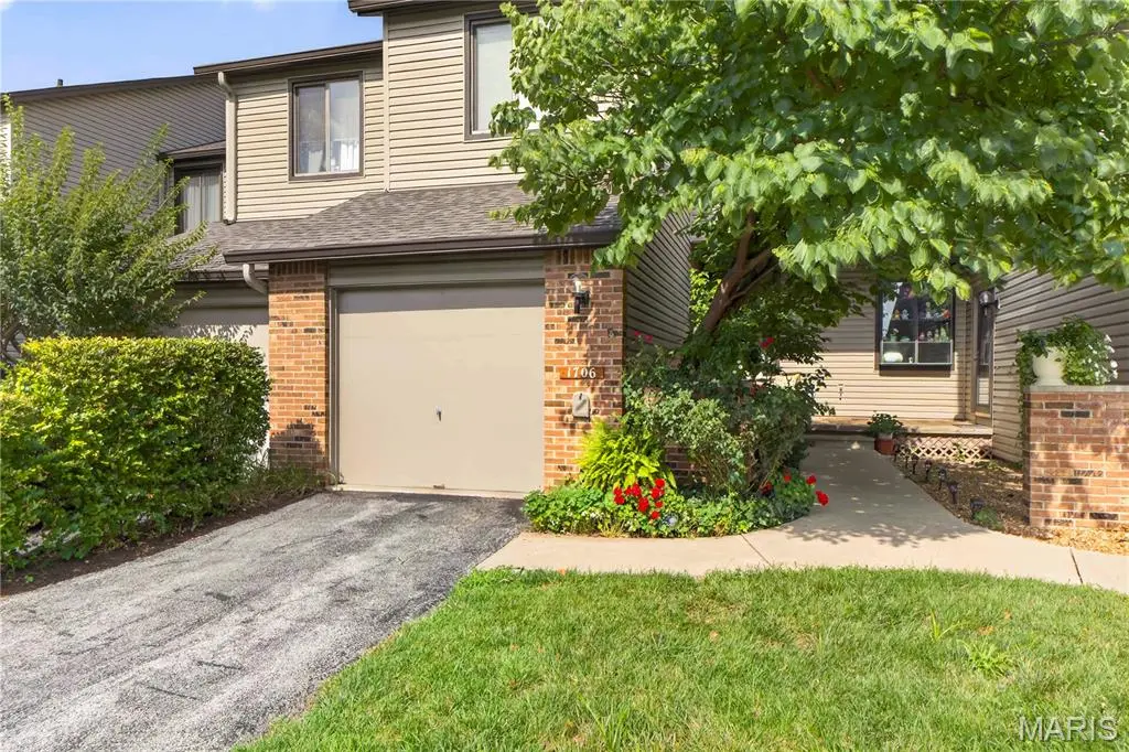 1706 Thorny Briar DR, Creve Coeur, MO 63146