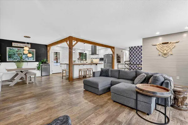 1703 107 AVE SW, Calgary, AB T2W 0C3