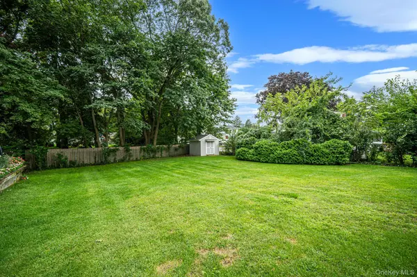 24 Spruce ST, Smithtown, NY 11787