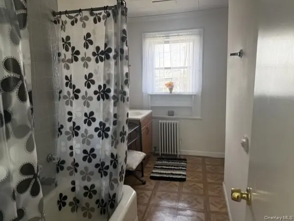 74 Lexington AVE, Franklin Square, NY 11010