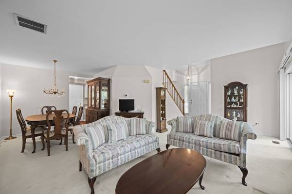 2017 N Charter Point DR, Arlington Heights, IL 60004