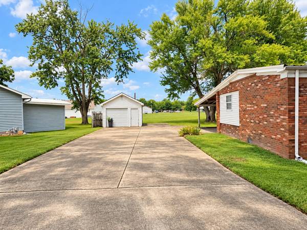 1111 E 7th ST, Metropolis, IL 62960