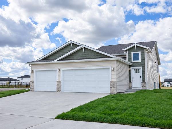 315 Lionheart DR, Horace, ND 58047