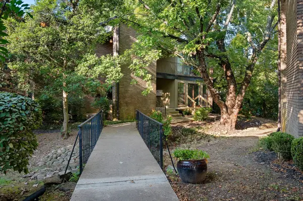 116 Harding Pl #C4, Nashville, TN 37205