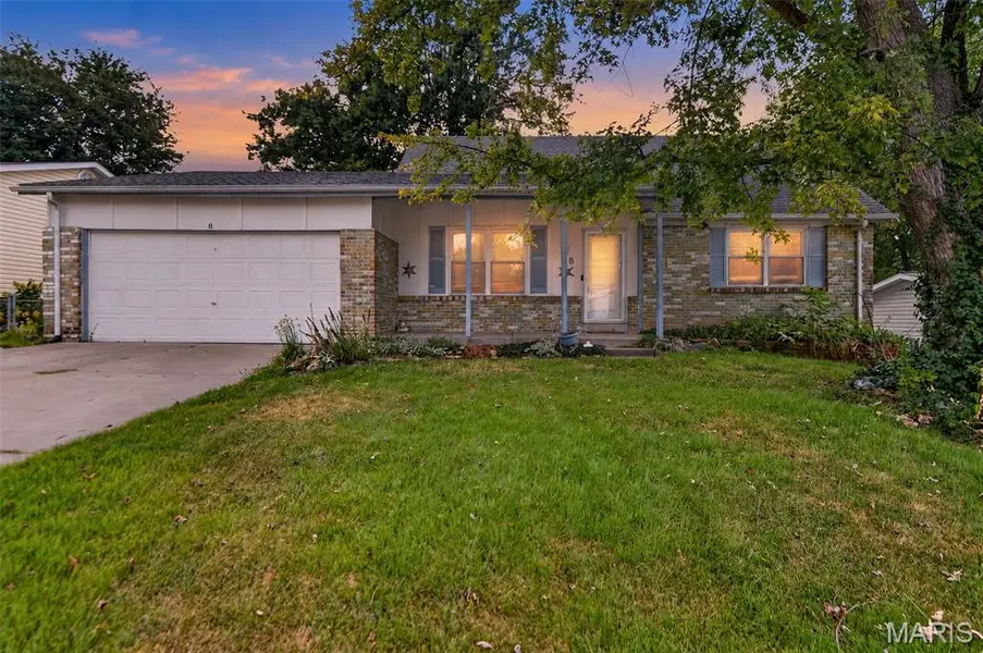8 S Dianne DR, St Peters, MO 63376