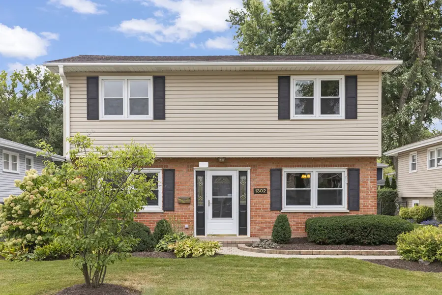 1302 Coolidge AVE, Wheaton, IL 60189