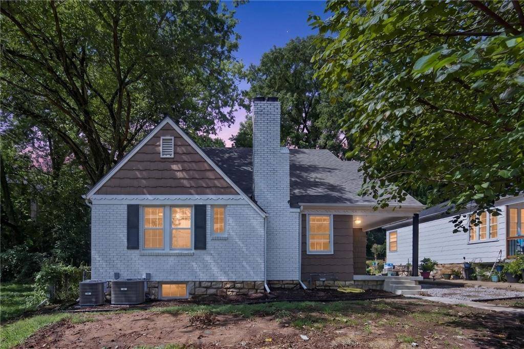 818 East ST, Parkville, MO 64152