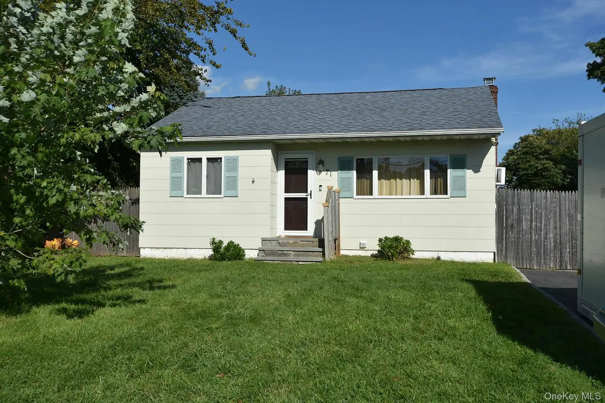 71 John DR, Farmingville, NY 11738
