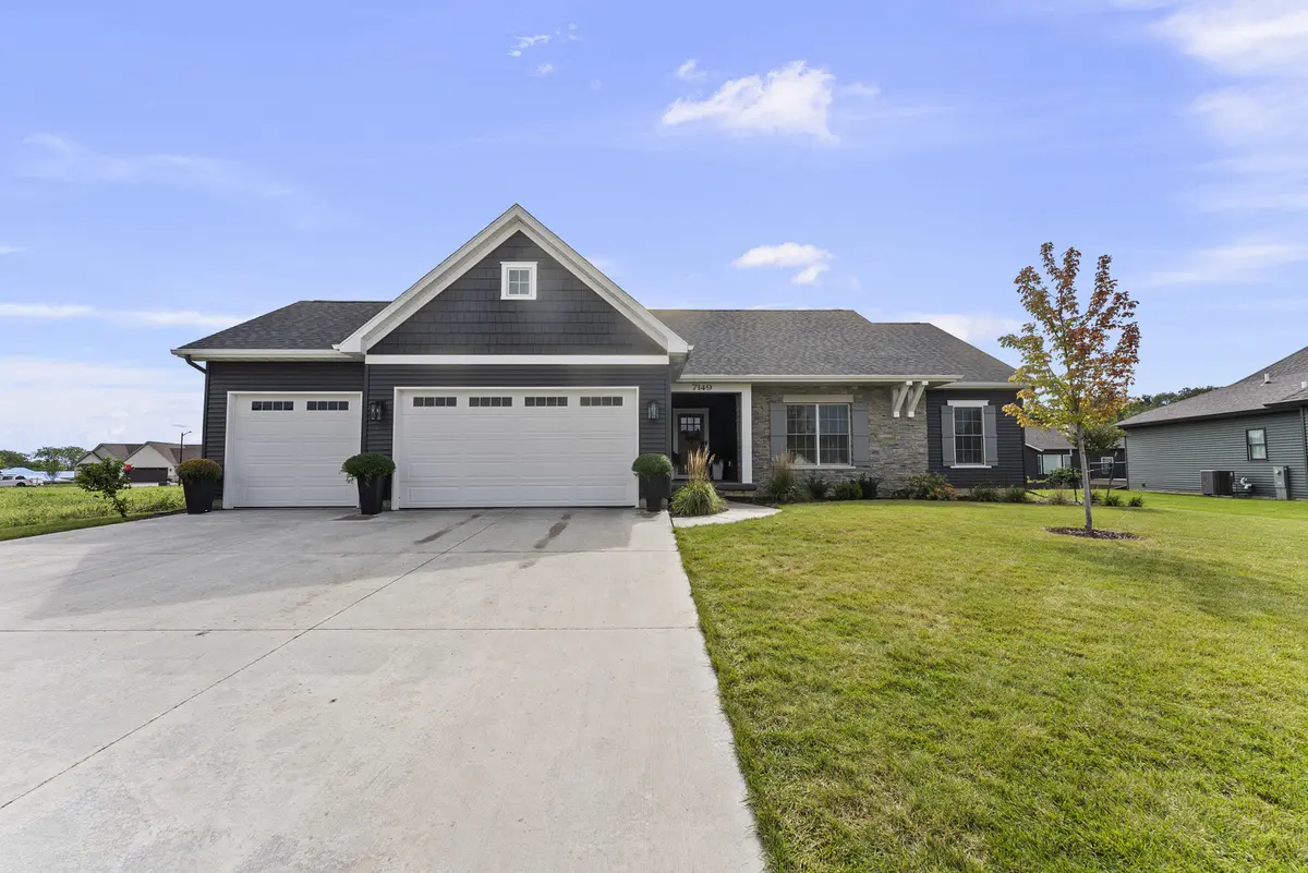 7149 Alvie LN, Bettendorf, IA 52722