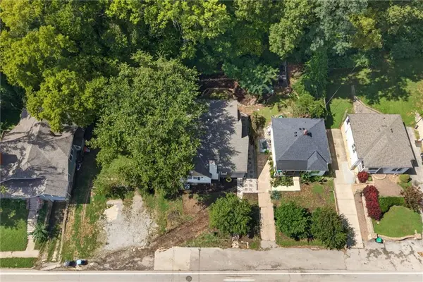 818 East ST, Parkville, MO 64152