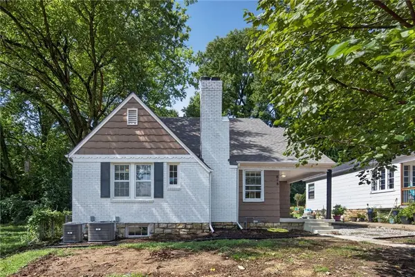 818 East ST, Parkville, MO 64152