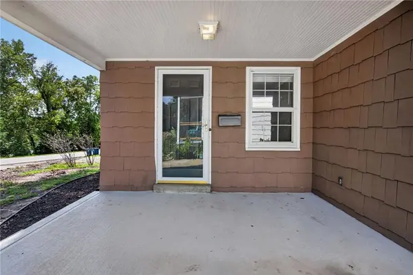 818 East ST, Parkville, MO 64152