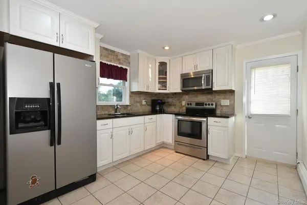 71 John DR, Farmingville, NY 11738