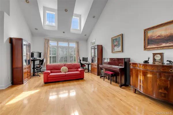 95 W Overlook, Port Washington, NY 11050