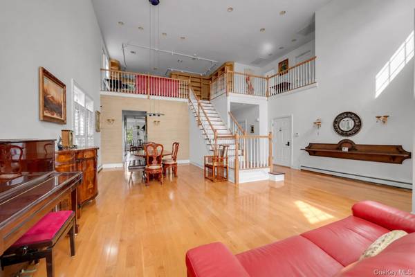 95 W Overlook, Port Washington, NY 11050