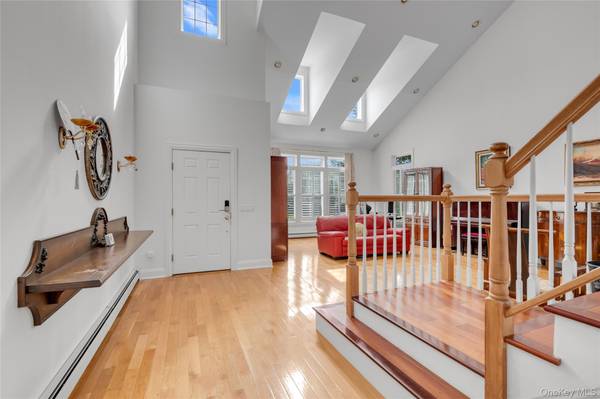 95 W Overlook, Port Washington, NY 11050
