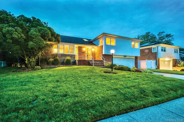 1499 Eric LN, East Meadow, NY 11554